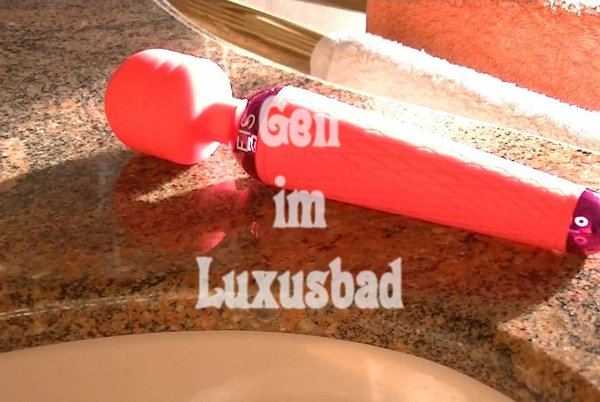 geil im Luxus Bad von MegaTitten pic1