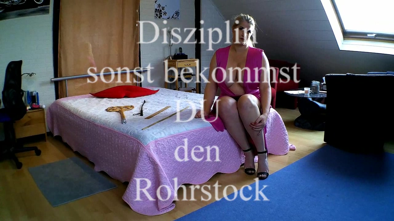 Disziplin du bist frech und hörst nicht...ich glaube du brauchst wieder etwas Nachhilfe...erinnerst du Dich noch an den Rohrstock oder Teppichklopfer...wie schon rot dein Arsch war...los komm her...ich bin es leid dir alles mehrfach zu sagen....jetzt klatscht es