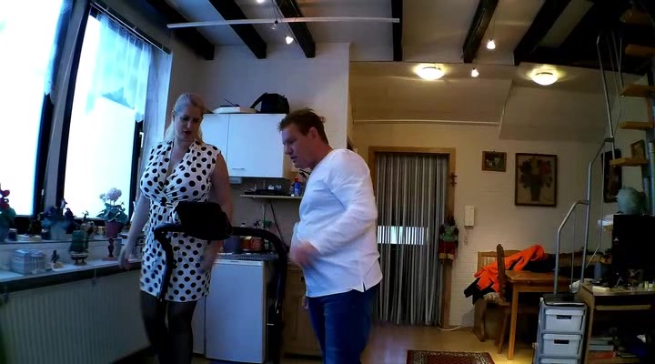 ein Monteur und eine geile blonde Milf...wie sagt man blond fickt gut...und ich denke ich erfülle das Klischee....na gefällt dir mein praller Arsch und meinbe fetten Glocken...komm und bediene dich