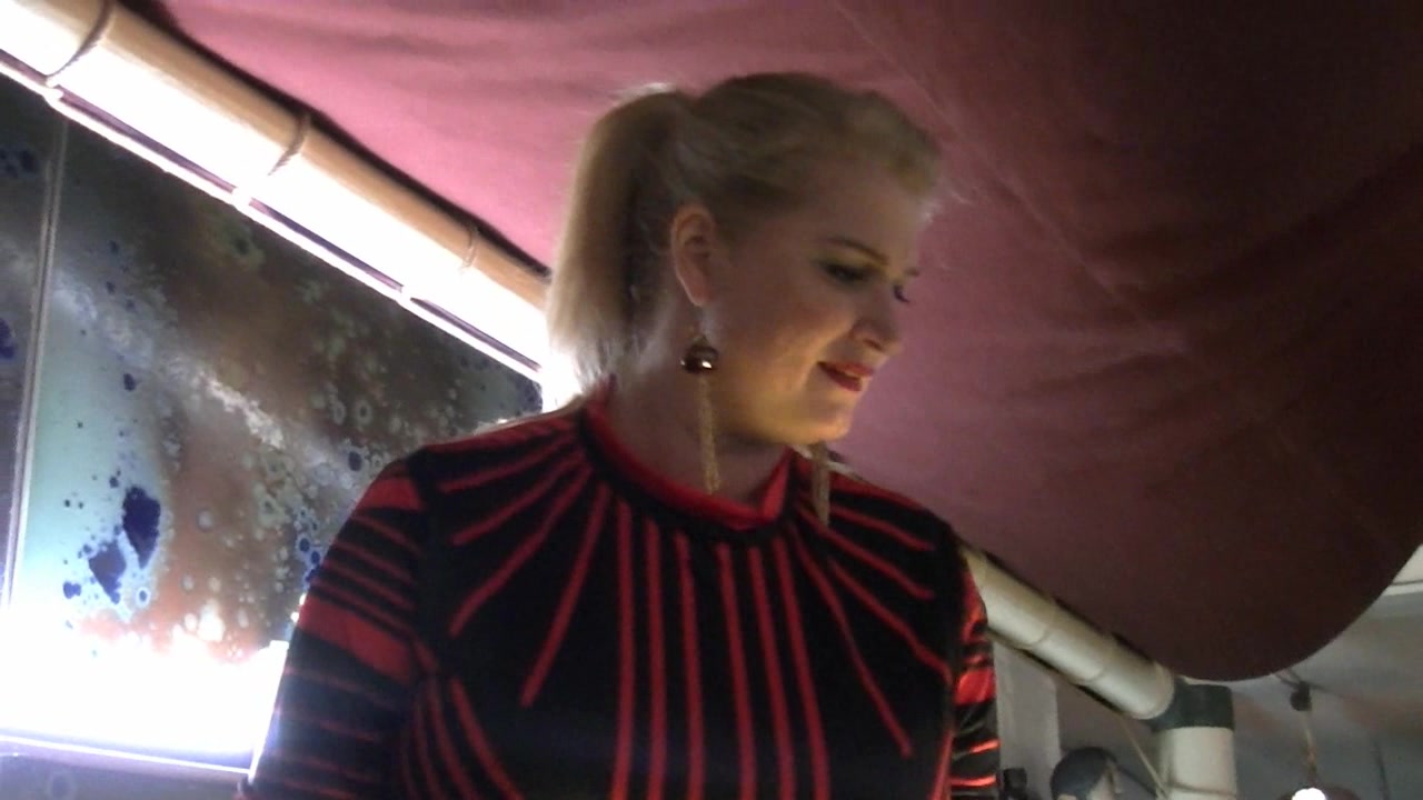 Striptease im Nachtclub ein geiler Nachtclub..  nur nicht viel los..  vielleicht hilft ja ein geiler Striptease der auf die Monitore am Eingang übertragen wird