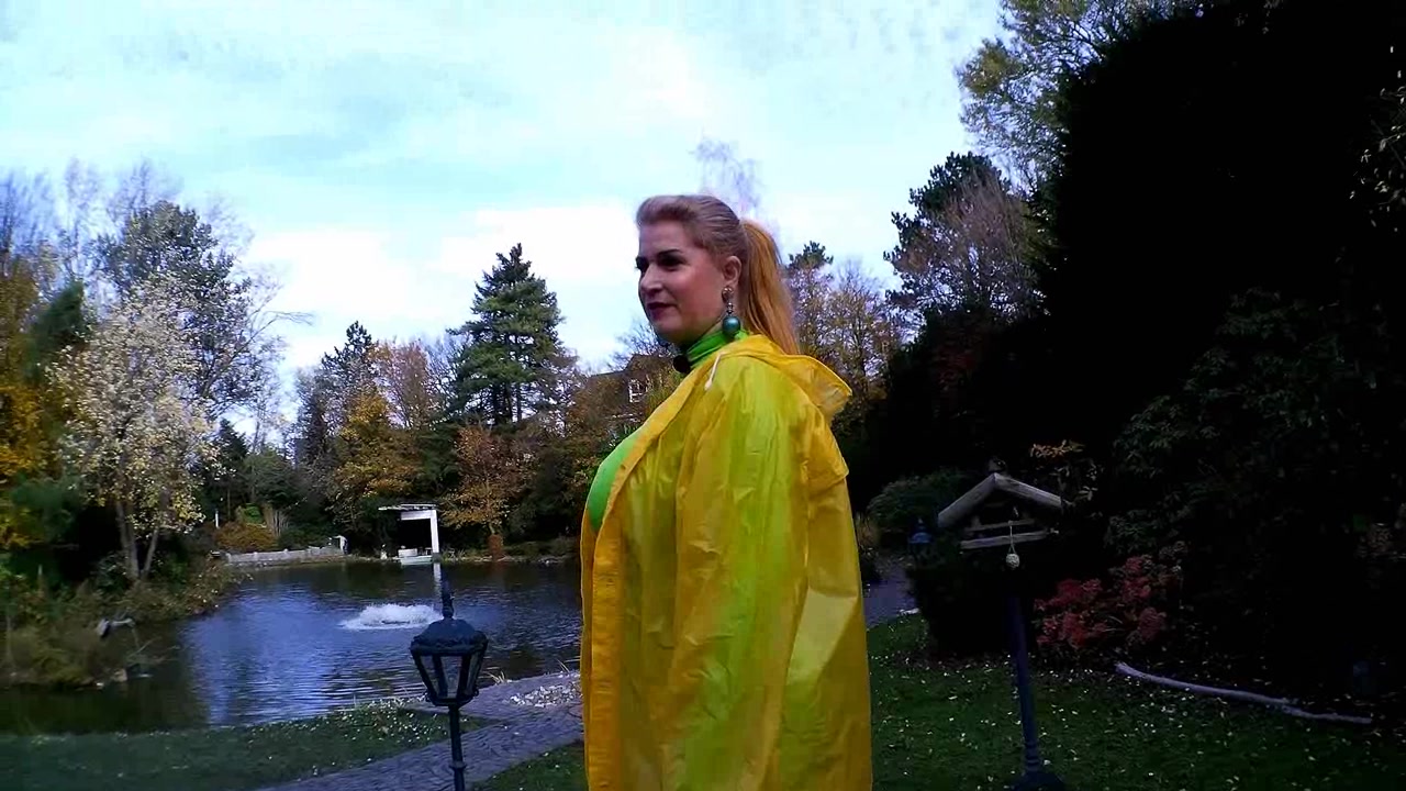 Striptease im Park komm mit mir im Park spazieren ... was für ein geiler tag ... da will ich mich direkt ausziehen