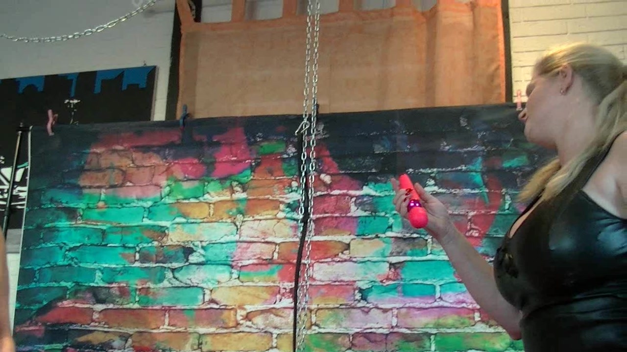 ohh du gelle Sau das gefällt dir ...von uns beiden so rang***mmen zu werden..aber jetzt kommt die Überraschung..eine geile Männerhand in deiner nassen heissen Pflaume....da spritzt du geile Schlampe direkt los