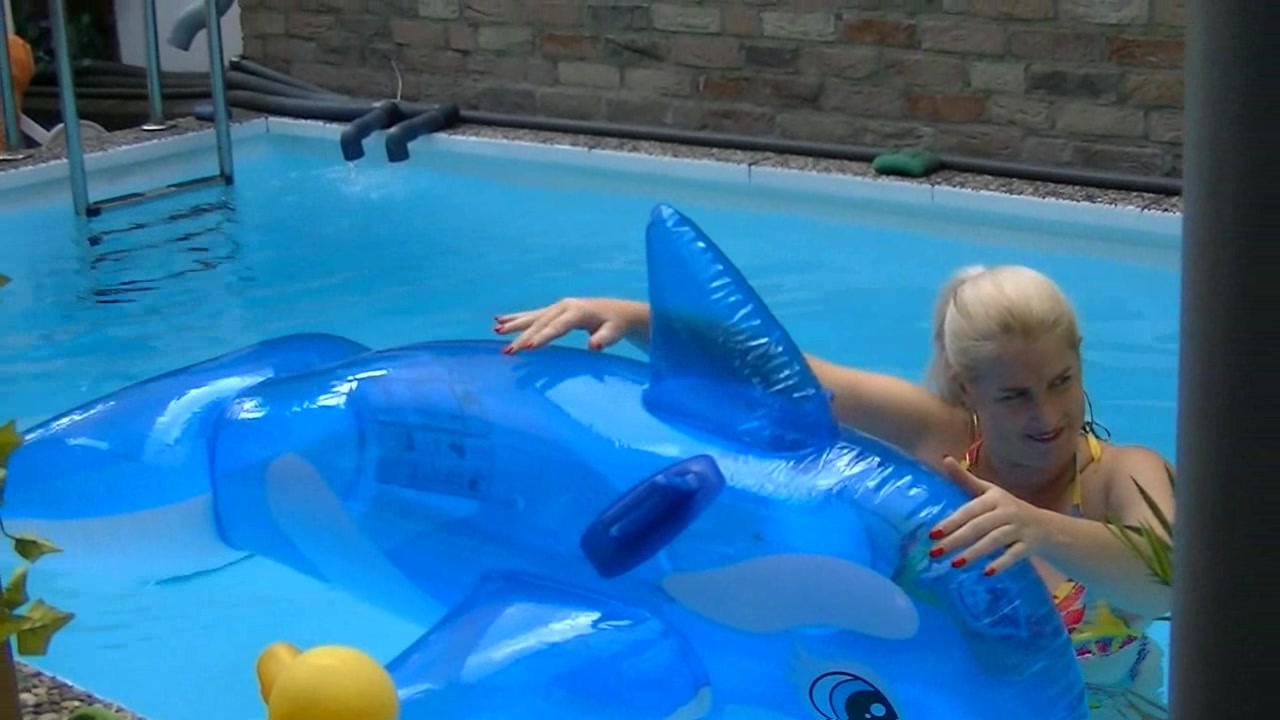 geiler Tag am Pool Ein geiler tag am Pool die sonne auf der Haut spüren, das kühle nass .... oh ja so liebe ich es und einfach spaß haben