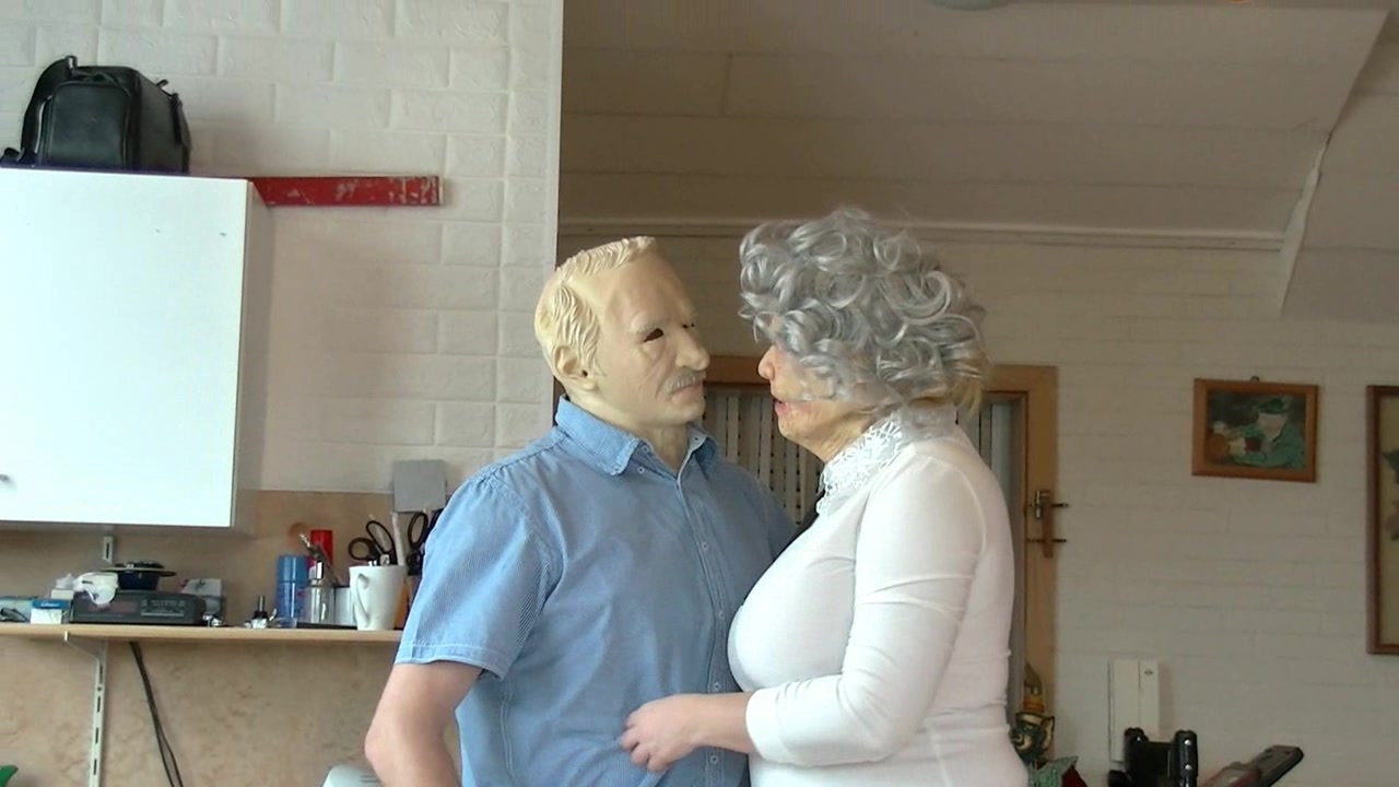 Masken Fetish das macht Spass ein geiler Fetsih ..... auskitzeln und es wird noch besser wenn er sich nicht wehren kann oh ja so geil ....