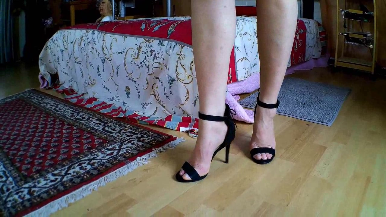 Komm du Sau wichs so wie ich es dir sage …. Und denk dran du darfst nur spritzen wenn ich es dir sage