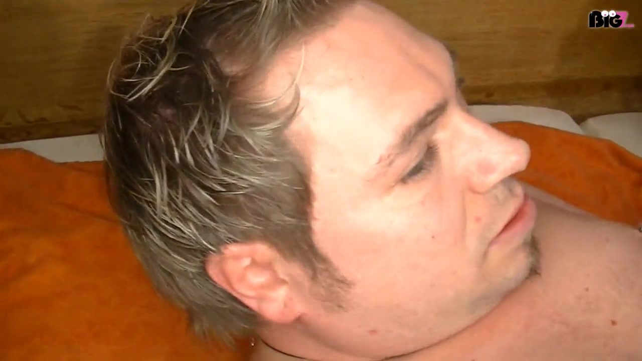 heir der 2. Teil....wir besorgten es Ihm richtig geil zum seinen Geburtstag...das wird er so schnell nicht vergessen