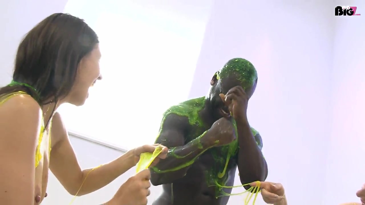 hier der 2.Teil des geilen Fetish Videos.....die Sauerrei geht weiter