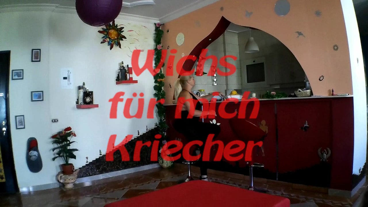 komm du keine Sau, ich sage Dir was ich sehen will...wichs für mich...abrotzen aber erst wenn ich es erlaube...und dann alles auf meine Füsse...komm leck es sauber du KRIECHER