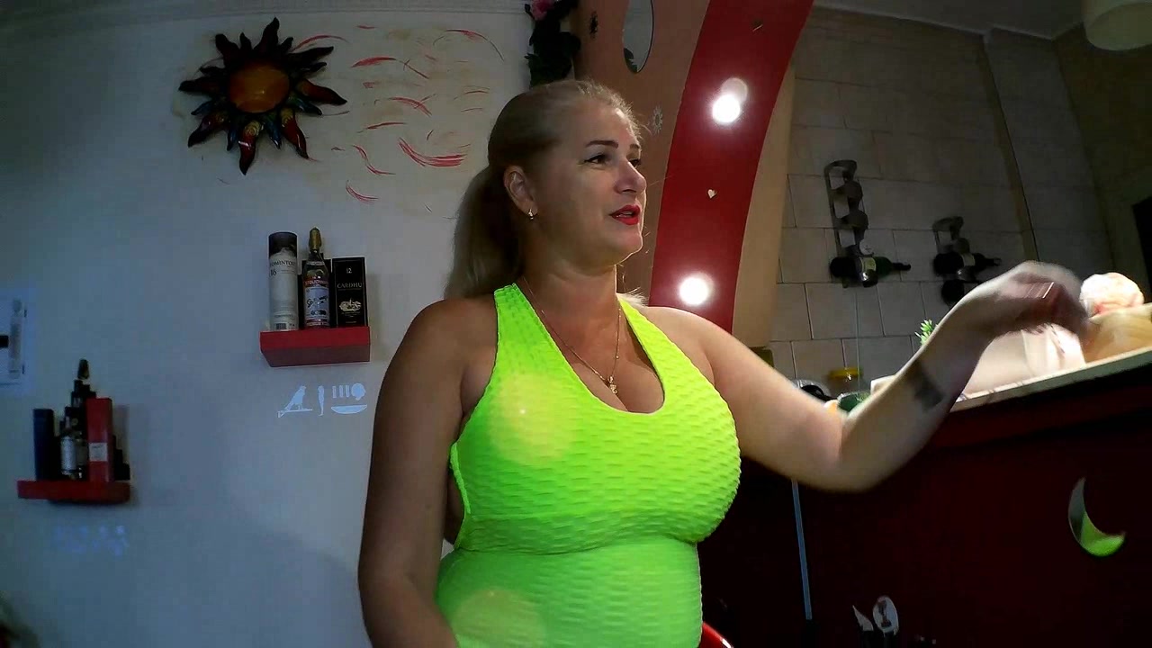 Heute habe ich was besonderes für Dich , du kleine verkommene Sau. Mein strapon mit 2 Schwänzen wartet darauf das du sie in dein Maul nimmst , komm und Saug sie tief ,. Juckt dir schon dabei deine Rosette grins.. ich werde dir schön damit dein Arsch aufbohren und es dir richtig hart besorgen