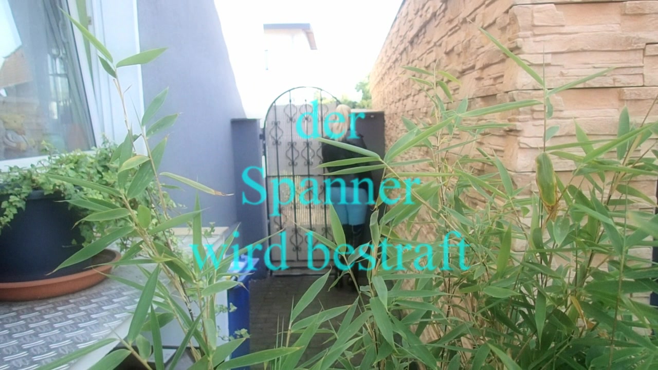 der Spanner wird bestraft mein Nachbar der geile Spanner, schon wieder lief er hinter mir her und spannte. Geils chaute er mir auf den Arsch und meinen fetten Titten, dann komm näher du geile Sau und hol deinen Pimmel raus. Diesmal aber hatte ich eine besondere Strafe für hin, hinlegen und Maul auf, dann piss ich dir einen Natursekt in dein Schandmaul