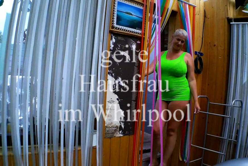 geile Hausfrau im Whirlpool von MilfUlrike pic1