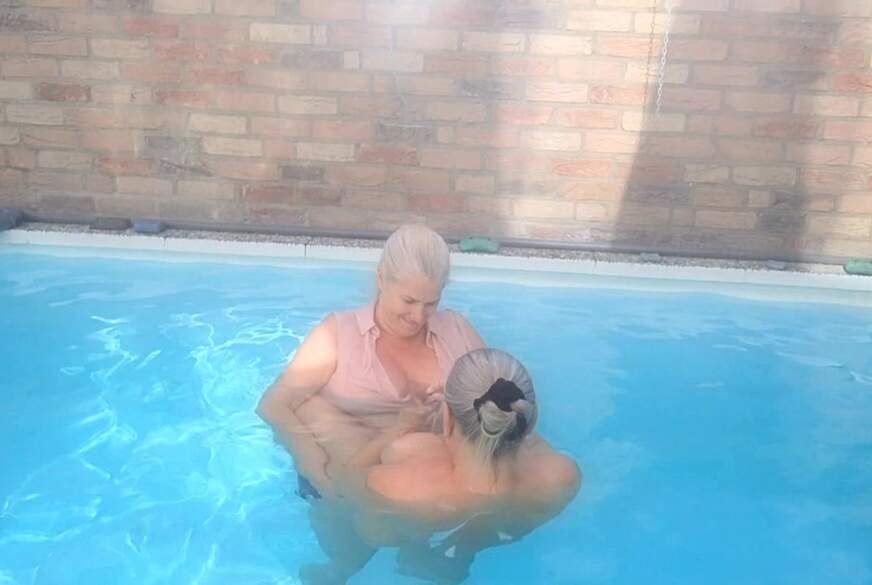Spass im Pool von MilfUlrike pic3