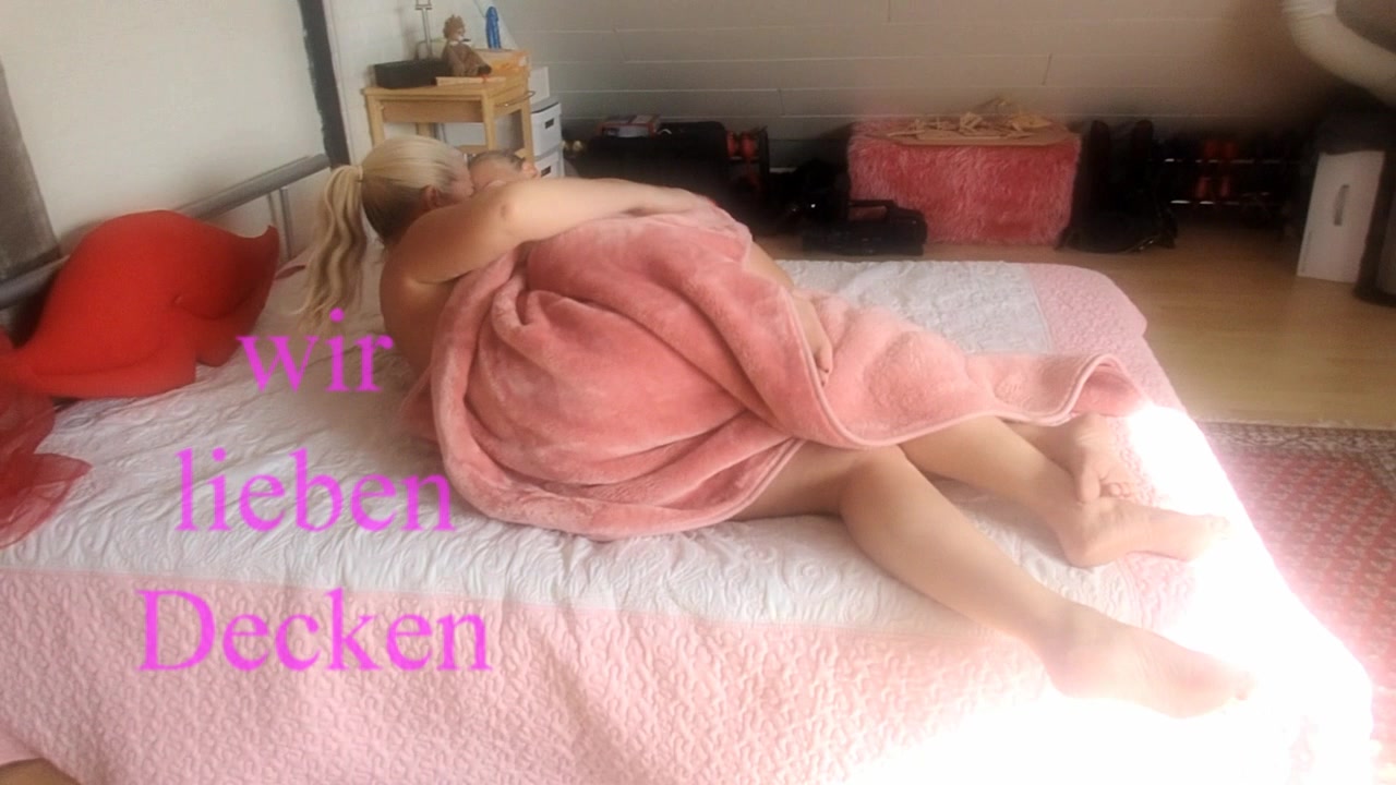 wir lieben Decken Magst du es auch kuschelig unter einen tollen weichen  Decke treiben. Meine Freundin und ich lieben es nackt eingewickelt zusammen zu liegen und geil zu fummeln . das flauschige Material zusätzlich auf der Haut  zu spüren , dass Nacht uns zusätzlich geil und feuchter