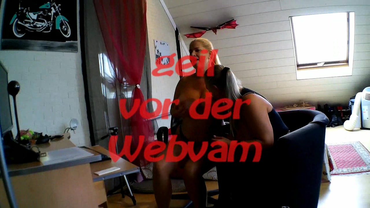 Geil vor der cam Vor einiger Zeit war ich mit meiner Freundin vor der Cam , wer das verpasst hat kann es jetzt sehen . ein geiler Mitschnitt unserer heißen Action . Geile Milfs zeigen dir was sie so treiben