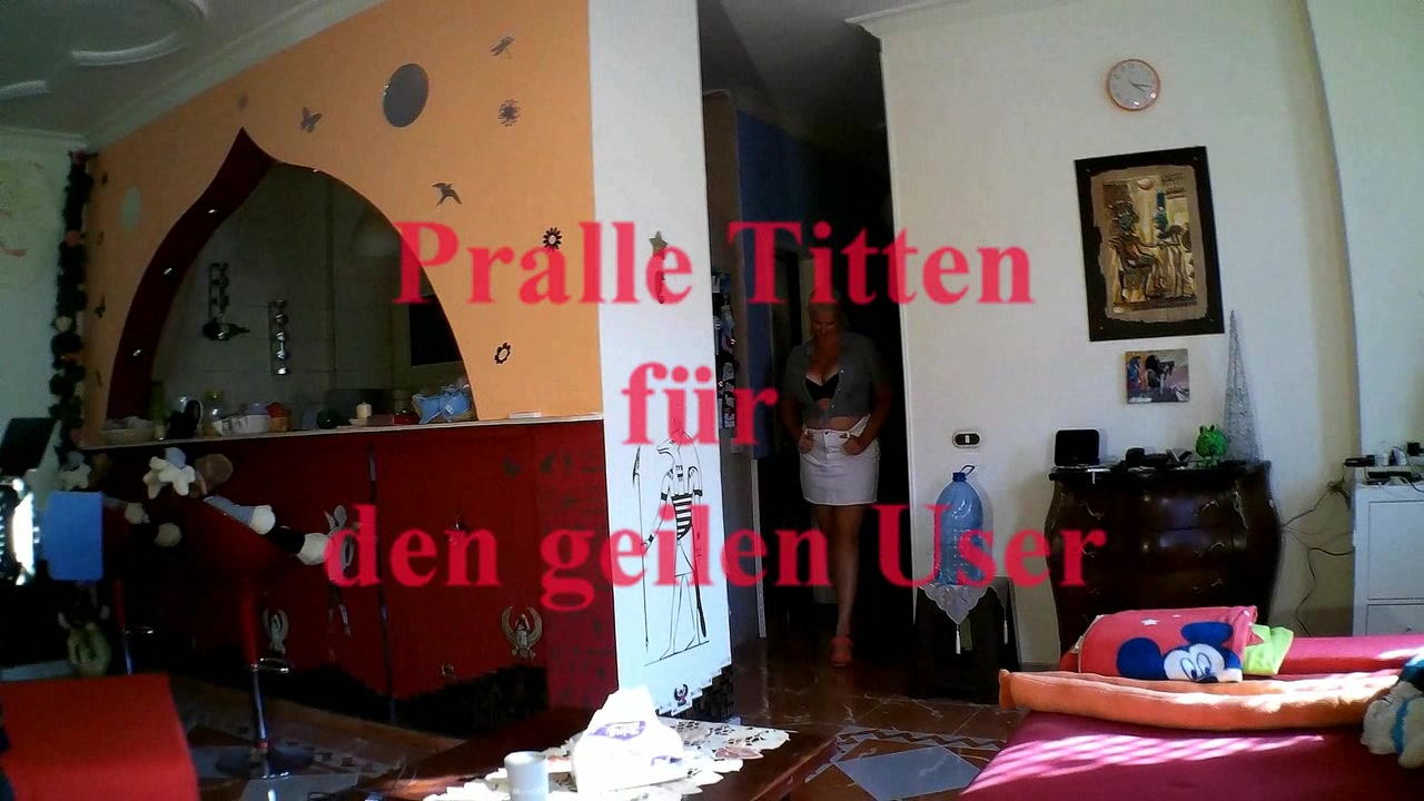 Wunschvideo - klar zeige ich gerne meine prallen Titten  im engen BH , wie ich meine Glocken auspacke , sie massiere und an den Nippel sauge . Macht Dich das Geil, da möchtest du auch mal zu packen oder . wenn ich mich vor dich knien würde und du deinen harten Schwanz zwischen die Euter schieben könntest