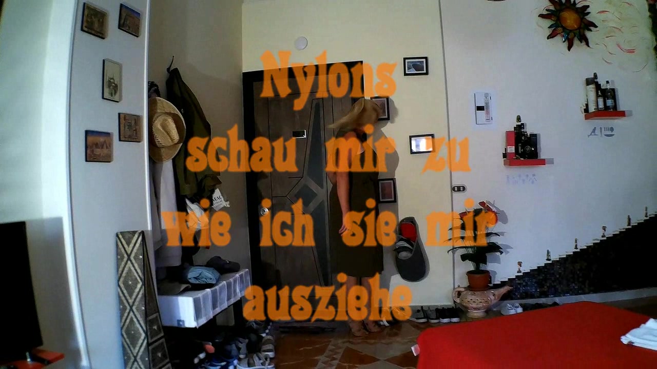 Nylons sind doch was geiles, besonders fraulich und edel sehen sie aus. Sieht es nicht toll aus wenn Frau sie aufreizend auszieht . Da möchte MANN doch sofort helfen und zugreifen oder