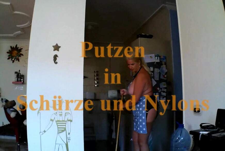 Putzen in Schürze und Nylons von MegaTitten pic1