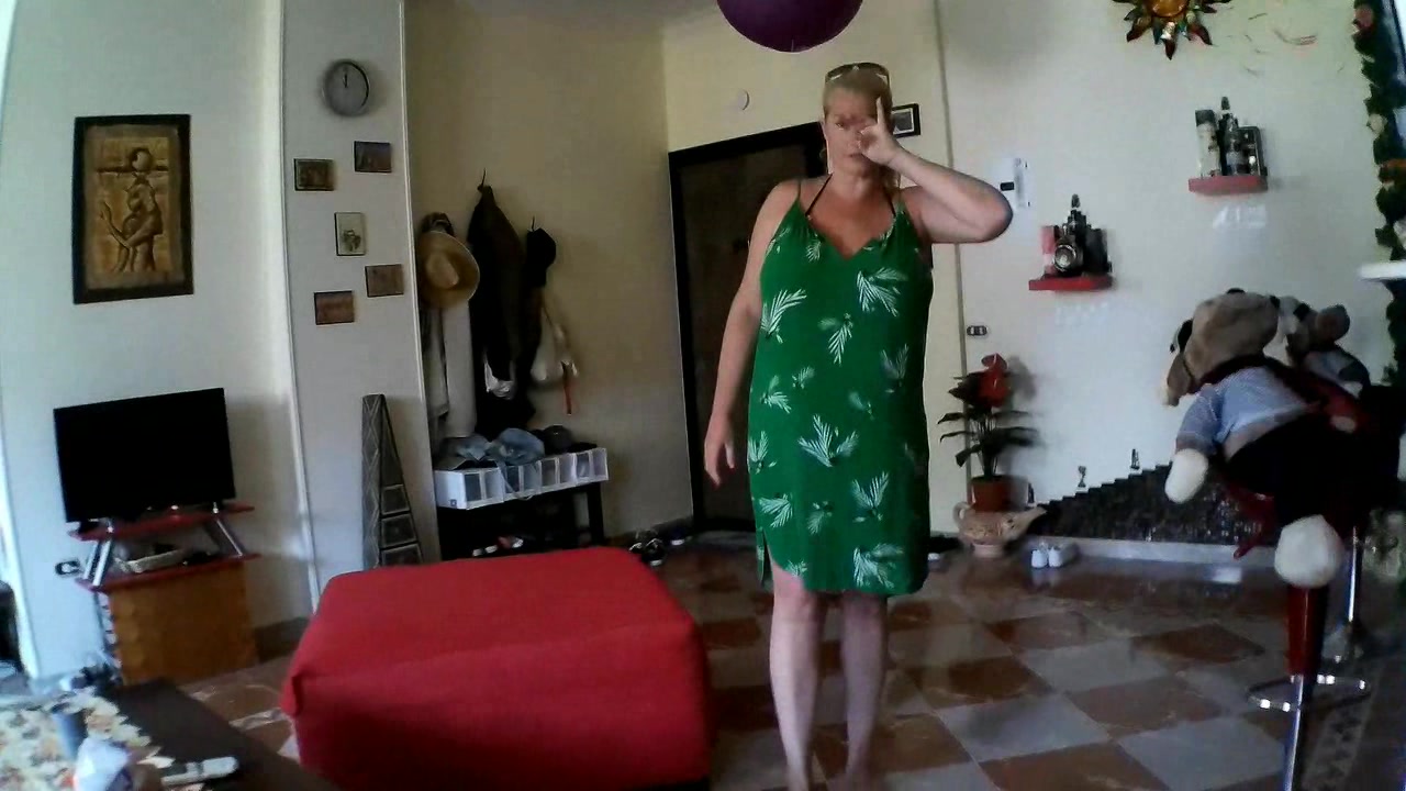 Wir war es echt warm, da hilf nur eine schöne Dusche um zu entspannen und auf geile Gedanken zu kommen , kommst du mit ?