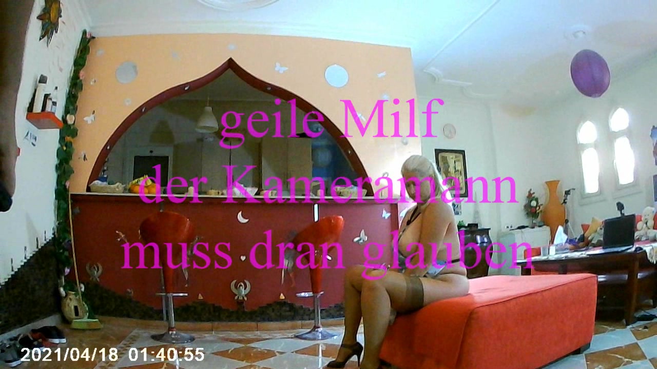 geile Milf - der Kameramann musste ran ein ganz normales Fotoshooting - nicht ganz - geil wie ich wurde musste der Kameramann ran. Komm gib mir deinen schwanz zum blasen ich melk ihn dir ab...am ende rotzt du alles in mein gesicht