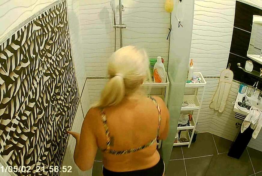 Spanner Video - im Bad gefilmt von MilfUlrike pic2