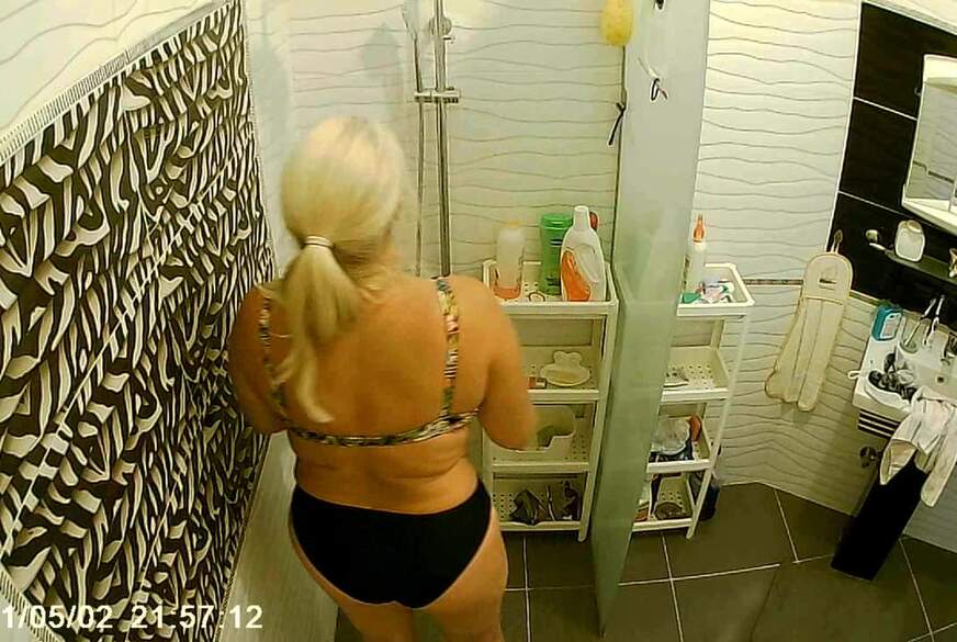 Spanner Video - im Bad gefilmt von MilfUlrike pic3