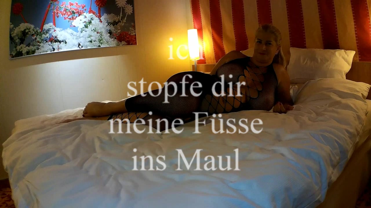 Ich stopfe Dir meine Füße ins Maul Ohh du kleiner dreckiger Wchser , schaust du wieder auf meine Füße und wichst dabei, LOS mach dein Maul auf, damit ich dir meine Füße ins Maul  schieben kann, Du geiler Bock  leckst die Sohle und saugst an jeden einzelnen Zeh , Dann bekommst du beide Füße tief in den Maul…