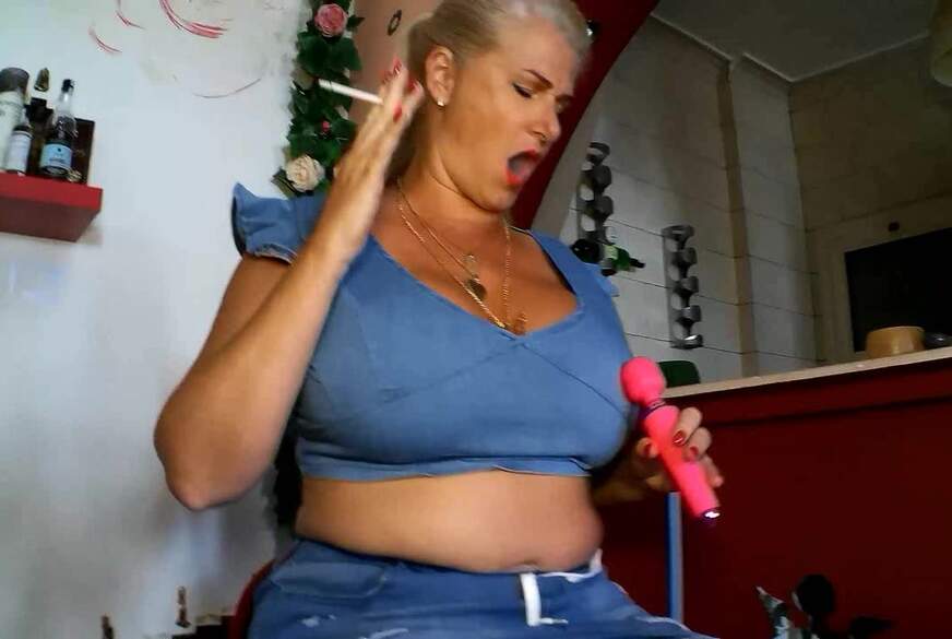 rauchende Milf in Jeans von MilfUlrike pic2