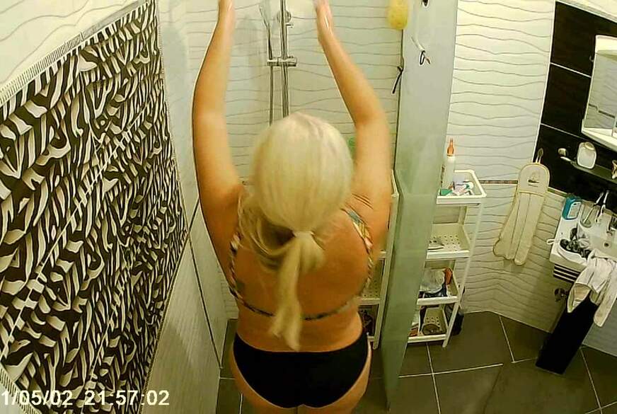 Spanner Video - im Bad gefilmt von MilfUlrike pic2