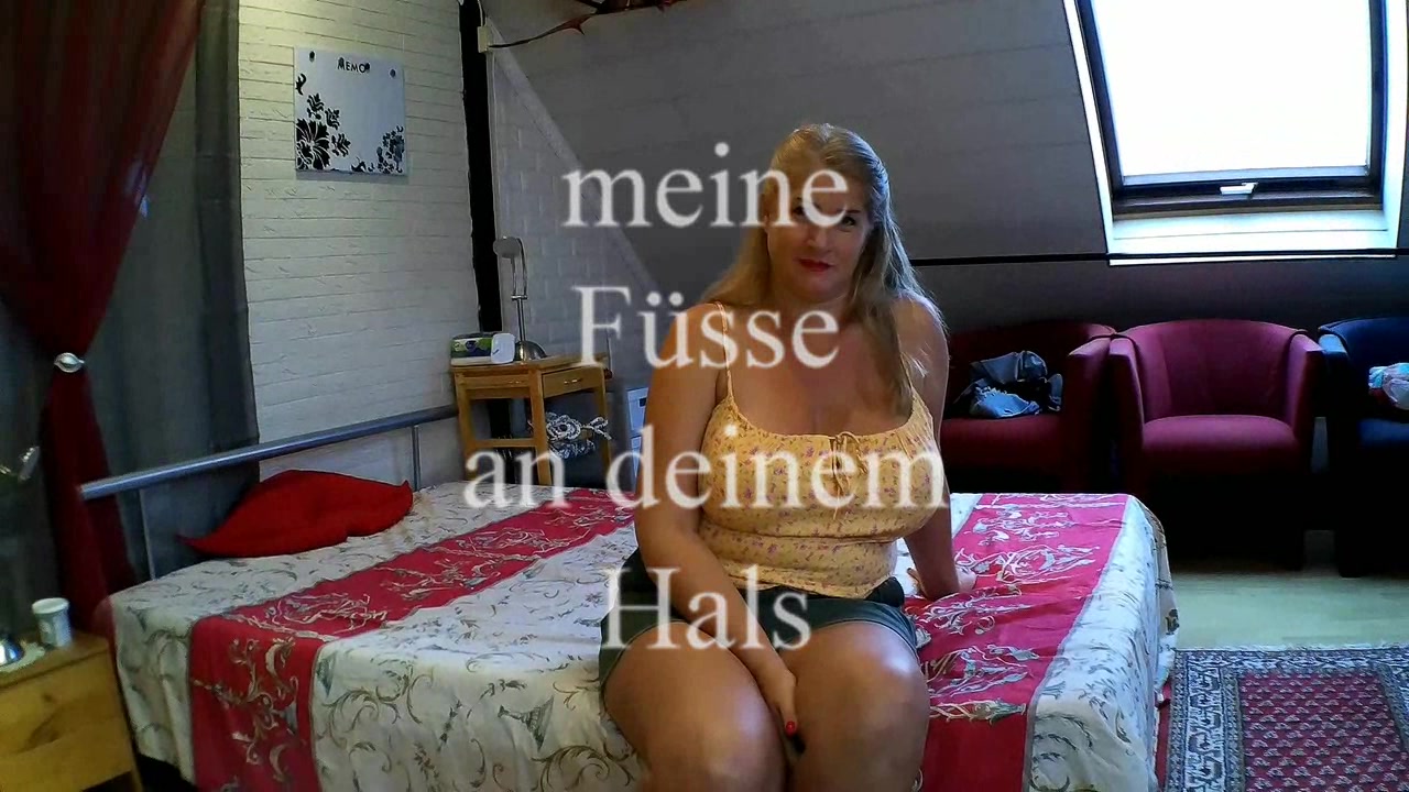 meine Füße auf deinem Hals Ohh du geiler Fussfetishist, ich werde Dir meine Füße in dein Maul stopfen und deinen Hals bearbeiten. Ich weiß das du es liebst wenn ich meine Füße auf deine Kehle stelle . Erst in FlipFlops and dann mit meinen nackten Füßen