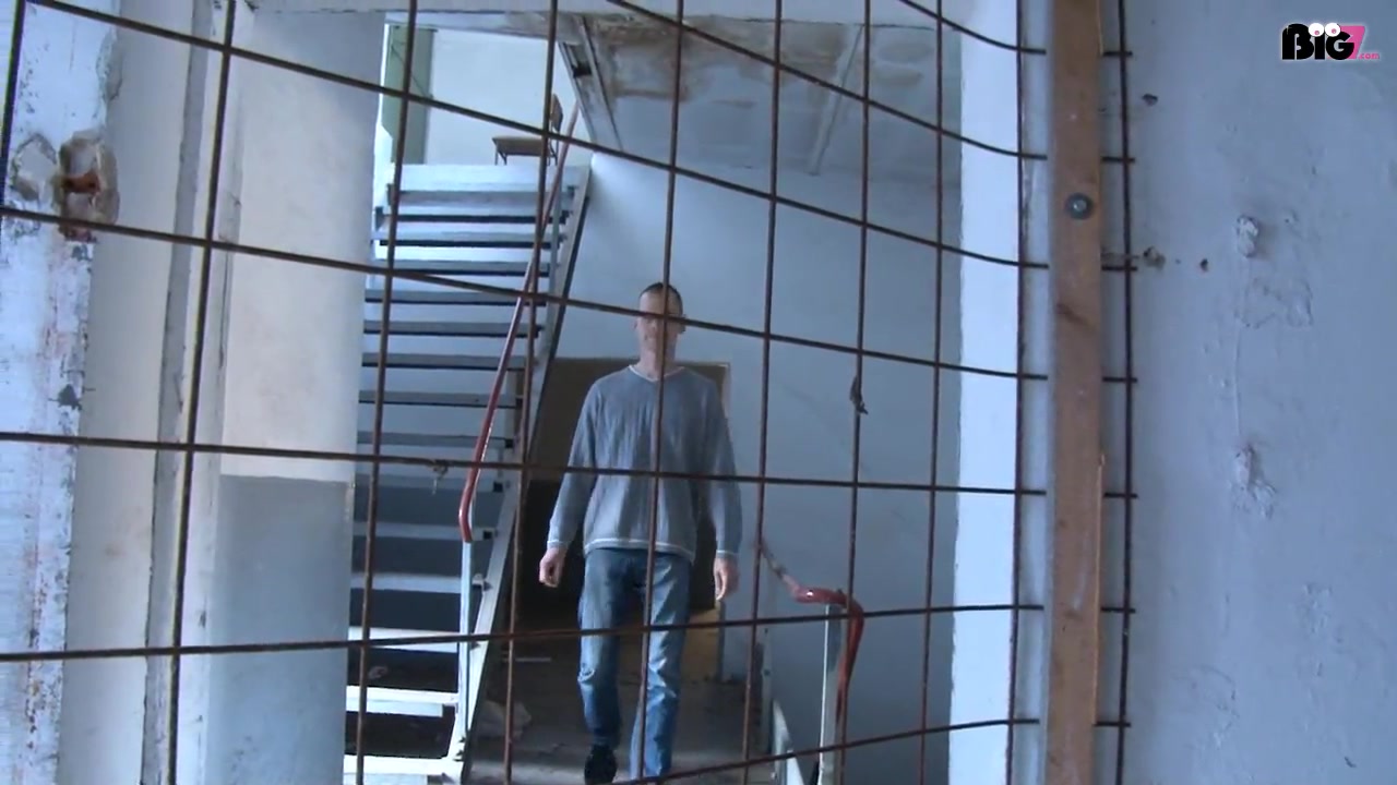 der Kerl verfolgte mioch schon den ganzen Tag..in einem abgelegenden Gebäude packte er mich schließlich...holte seine Schwanz raus und ließ sich von mir einen blasen...aus Angst tat ich das auch...was für eine Drecksau...aber was für ein geiler fetter Hammer