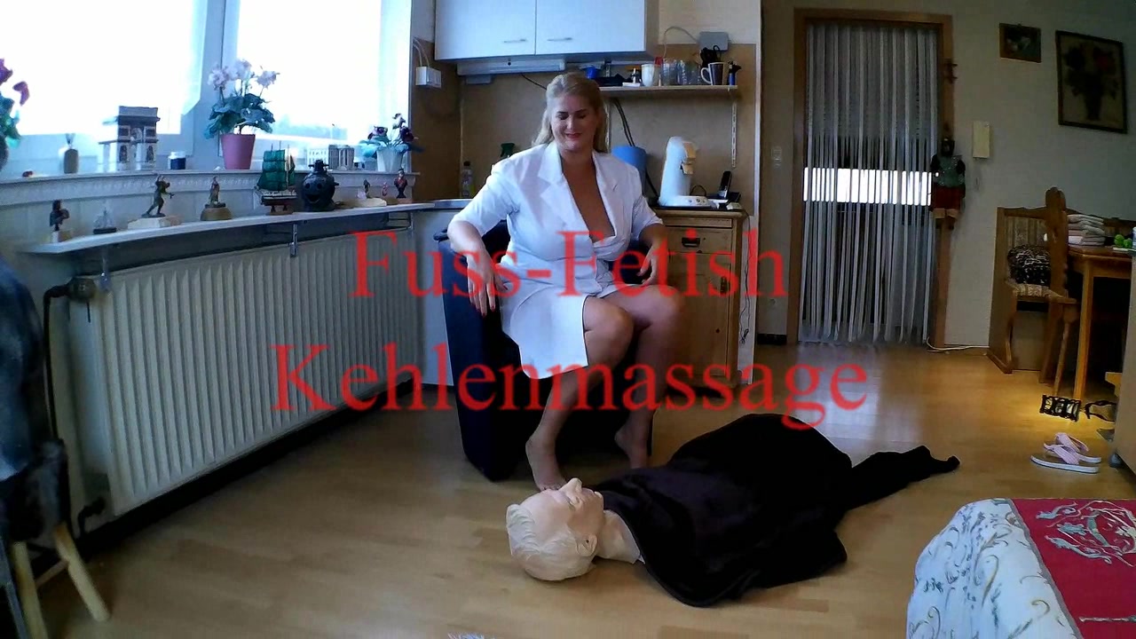 Fuss Fetish - Kehlenmassage na du Loser, soll ich dir schon mit meinen füssen dein Gesicht und die Kehle massieren, sie dir langsam zudrücken, bis dir die Tränen laufen. Du kleiner Wurm das gefällt dir doch auch noch hab ich recht