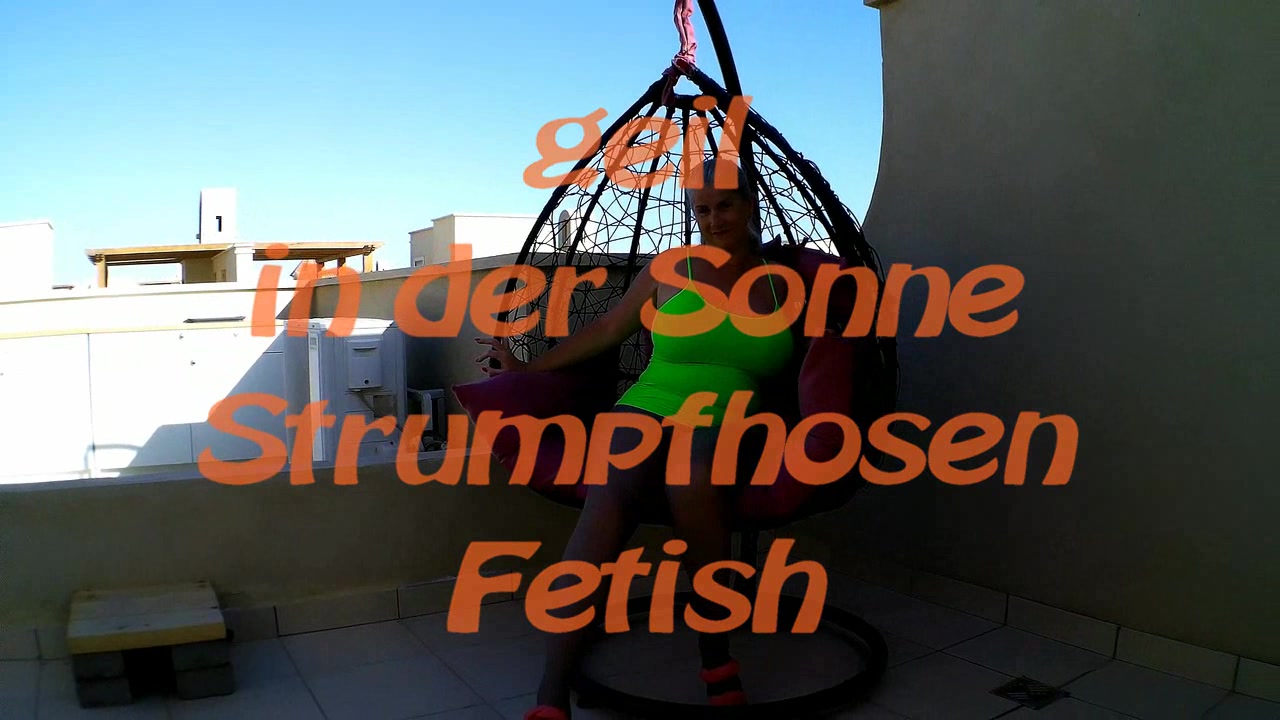 ahhh was für ein geiler Tag, erstmal geil nur mit der Strumofhose auf die Terrasse, hihi zwischen den Beinen würde es richtig heiss...also erst mal ein Loch gemacht das die Muschi Luftbekommt