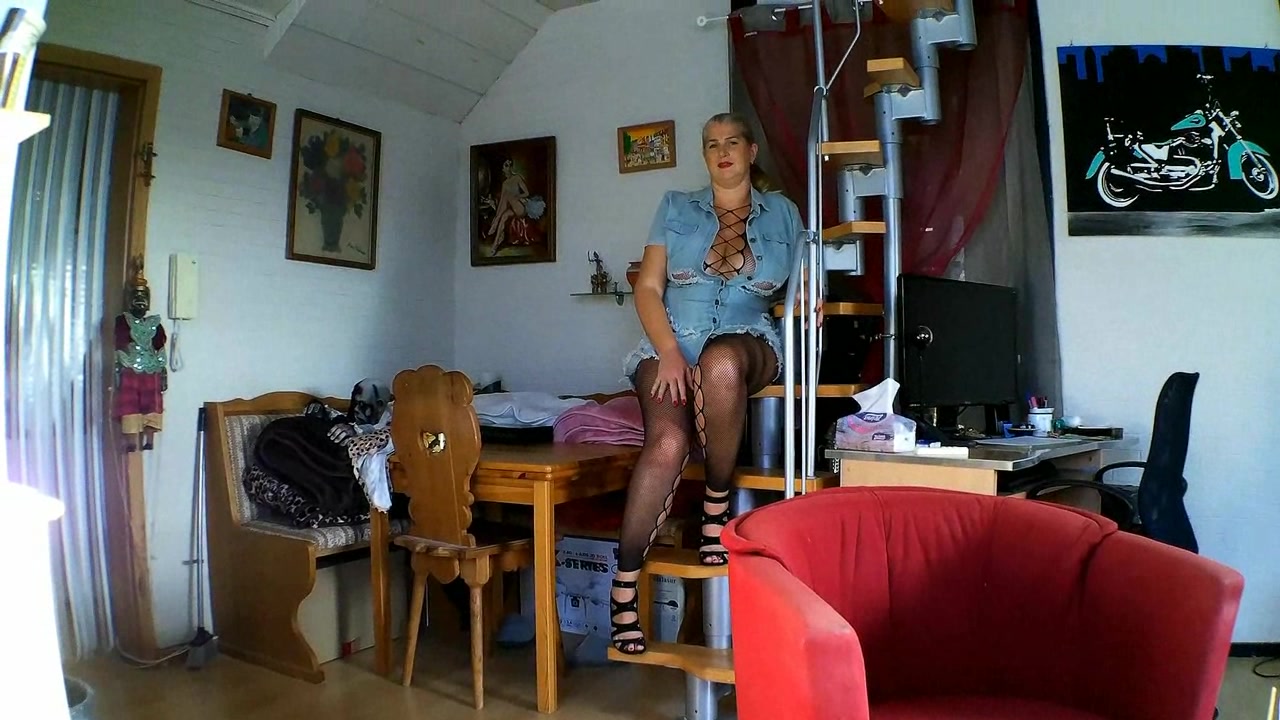 ich piss Dich an na Du , wieder Lust auf meinen Natursekt...komm hock dich hin und mach dein Maul auf ...und schön schlucken