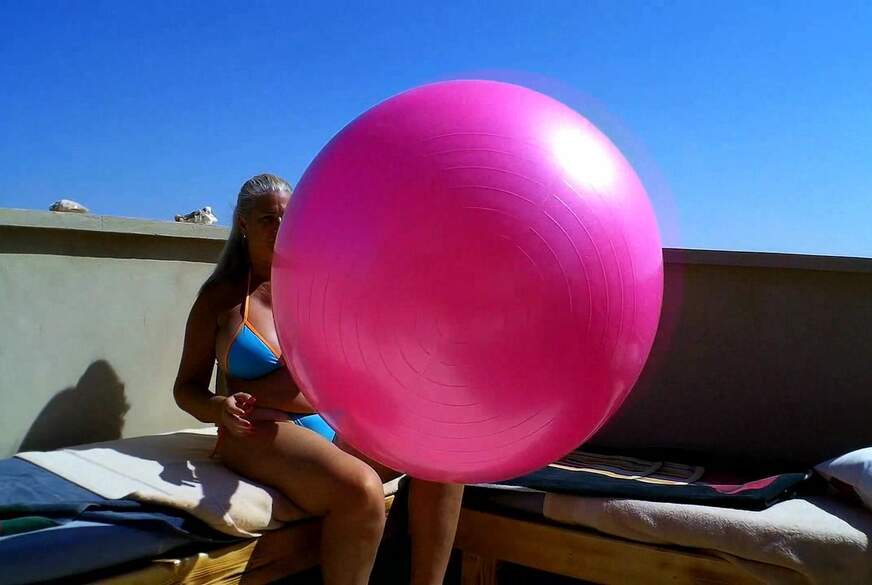 Hüpfball Action im Bikini von MegaTitten pic1