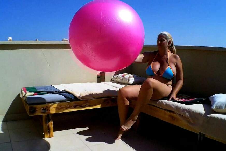 Hüpfball Action im Bikini von MilfUlrike pic2