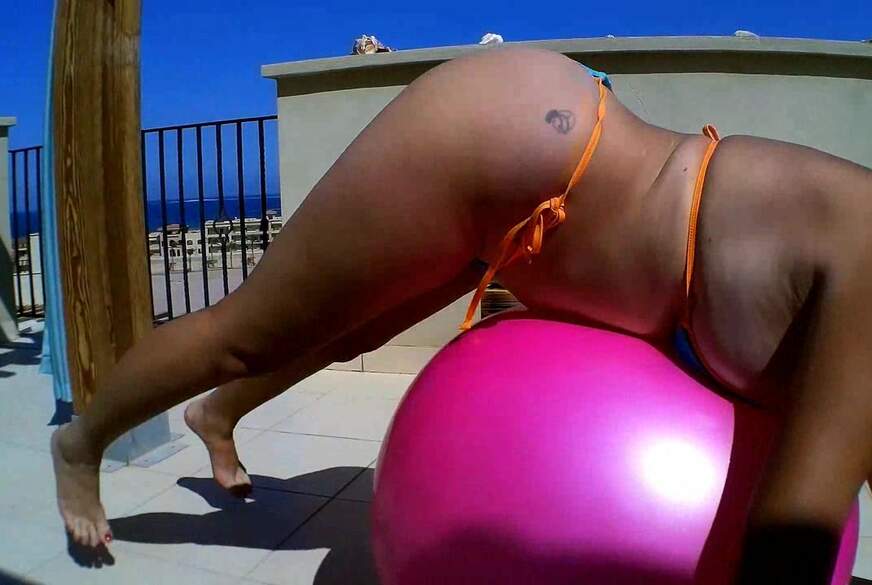 Hüpfball Action im Bikini von MegaTitten pic3