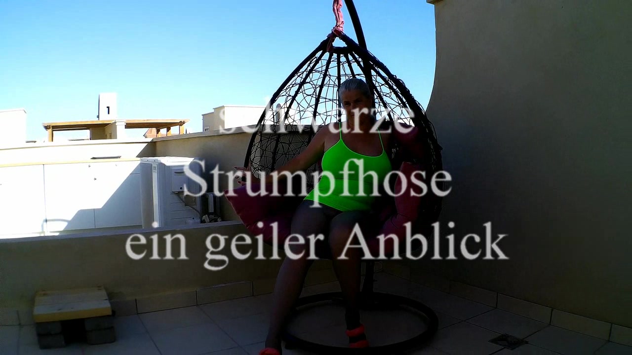 Schwarze Strumpfhose - ein geiler Anblick Gefällt dir meine schwarze Strumpfhose , durchsichtig und ein geiles Material…oder ist es besser wenn ich sie noch im Schritt aufreiße, damit du meine heiße blanke Spalte besser sehen kannst