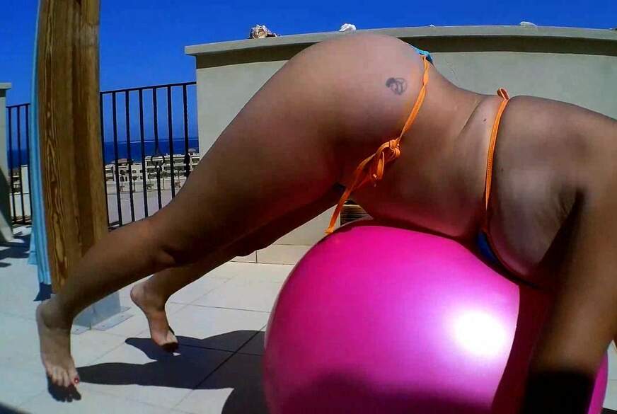 Hüpfball Action im Bikini von MilfUlrike pic4