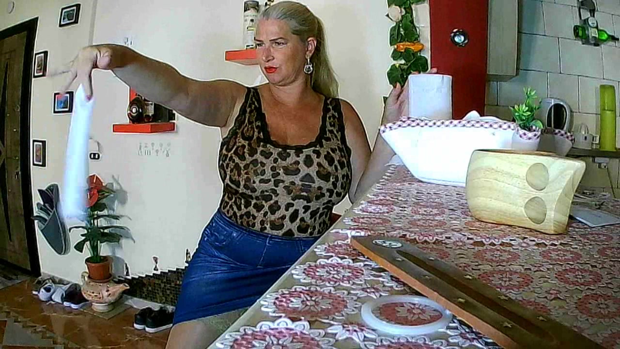 Na mein kleiner Wichser, wieder geil… komm ich gebe dir was du willst.. hol deinen schwanz raus und Melk ihn ab…du darfst auch wieder in die Tücher wichsen… zeig mi4 wie geil Dich das macht