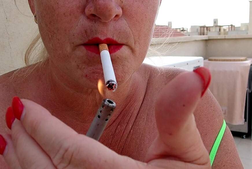 erstmal eine Zigarette von MilfUlrike pic2