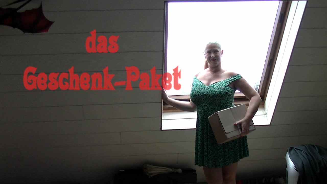 das Geschenke Paket ein geiles Paket von einem Freund und treuen User, mit vielen geilen Sachen, Dildos und ein geiles outfit, da muss ich schau schauen was alles geiles dabei ist und es ausprobieren. Lieben dank an DU weisst schon wen ich meine