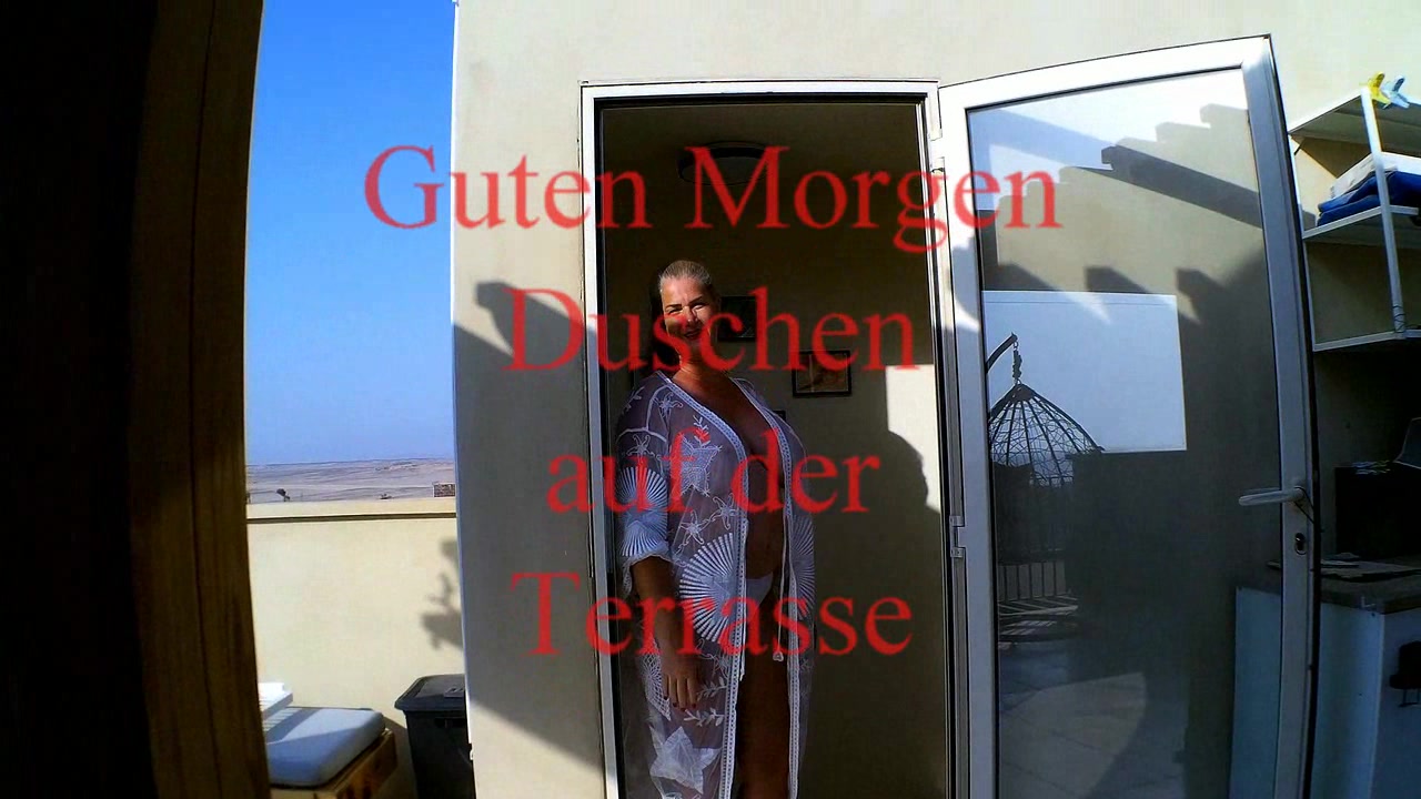 guten morgen - duschen auf der Terrasse geiler Duschapss am morgen, schon auf der Terrasse sich abduschen und Spass haben, komm doch mit drunter