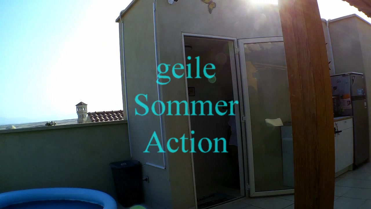 geile Sommer Action geile Solo Sommer Action auf der Terrasse, es war so warm das ein kleiner Pool bereit stand, schön zum abkühlen, uhii im Wasser macht es auch mal alleine spass, schön die Titten auspacken und sich die heisse Spalte reiben