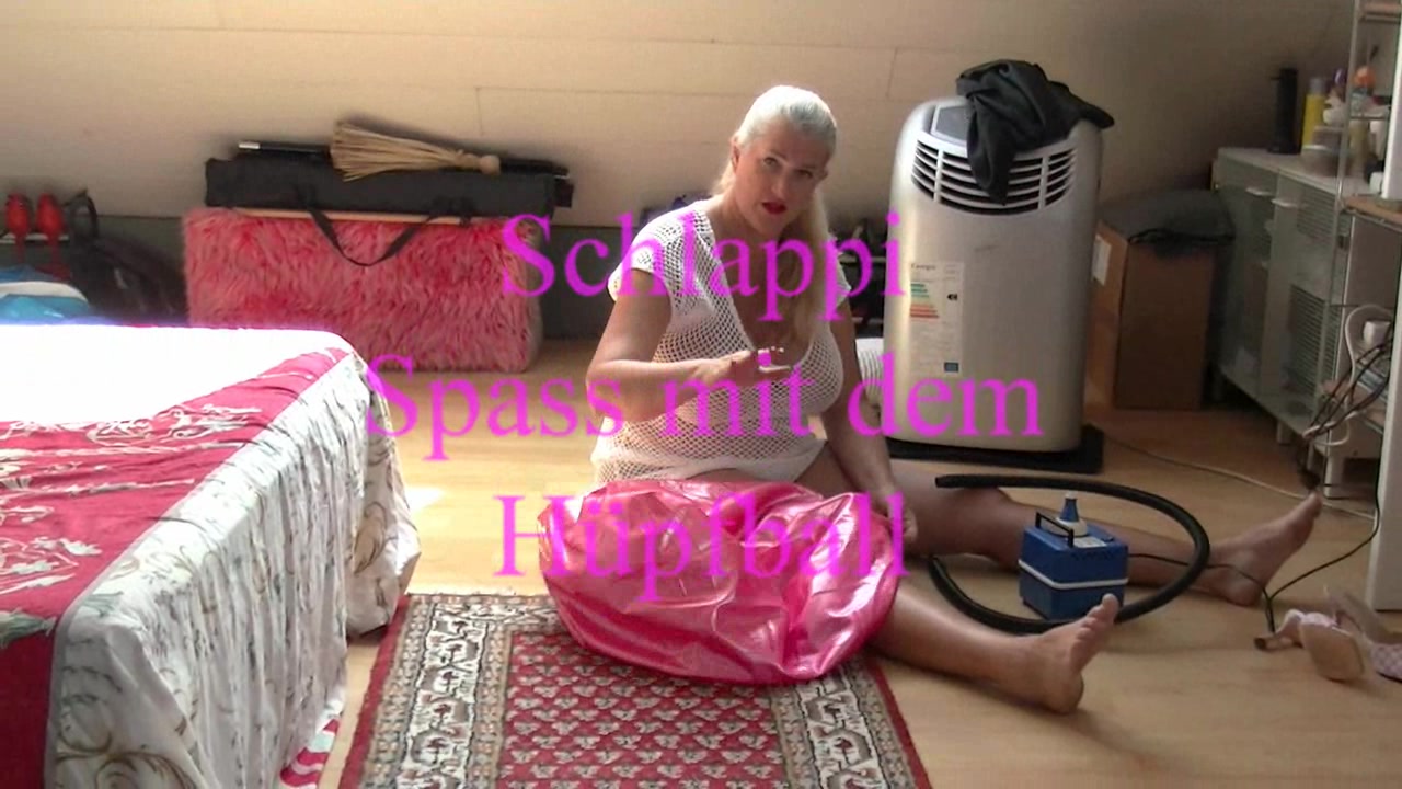 Ein geiler Spaß mit dem Hüpfball, so schnell lasse ich auf dem prallen Ding die Luft raus ,schaffe ich das auch bei Dir ?