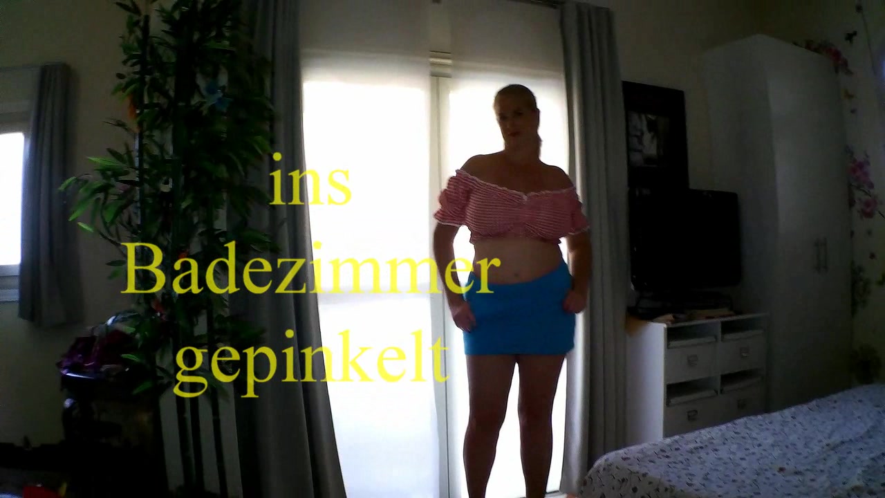 geil ins Badetimmer gepisst möchtest du sehen wie ich pisse, komm mit ins badezimmer und schau mir zu, sieht das nich geil aus wenn der gelbe Strahl meine Fotze verlässt