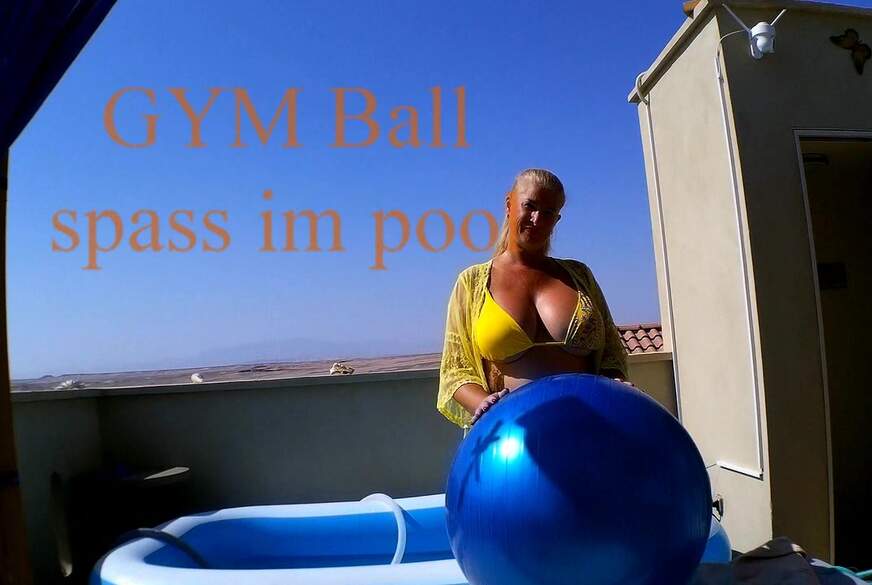 GYM Ball Spass im Pool von MilfUlrike pic1