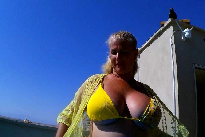 GYM Ball Spass im Pool von MilfUlrike pic2