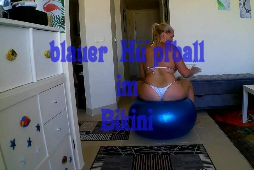 blaue Hüpfball im Bikini a********n von MilfUlrike pic1