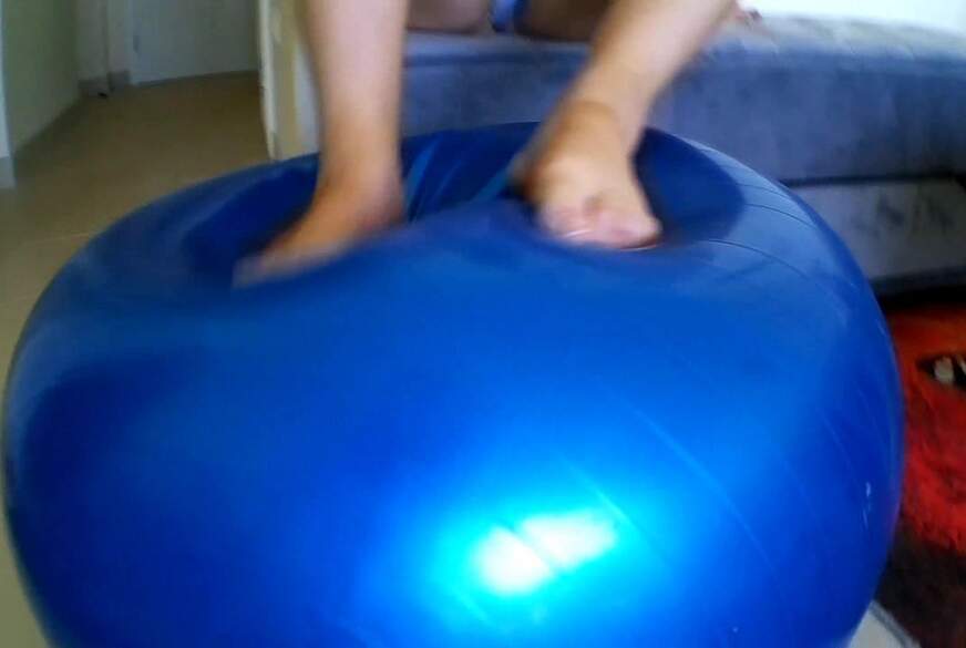 blaue Hüpfball im Bikini a********n von MilfUlrike pic4