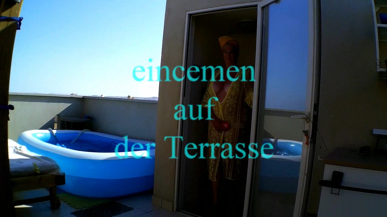 Nach dem Duschen ist eincremen wichtig , das macht die Haut glatt und glitschig , hmmm das flutscht dann gut , willst du mir helfen